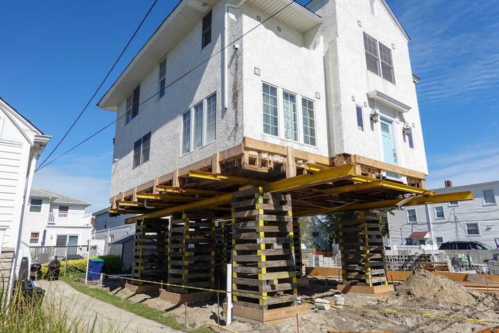 Located in Alpharetta, Georgia, we are a company that specializes in house lifting, small distance house moving, piles and foundations.